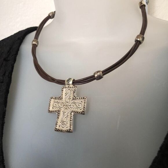 2000s y2k grunge whimsygoth engrave silver cross pendant necklace choker leather - Picture 1 of 4